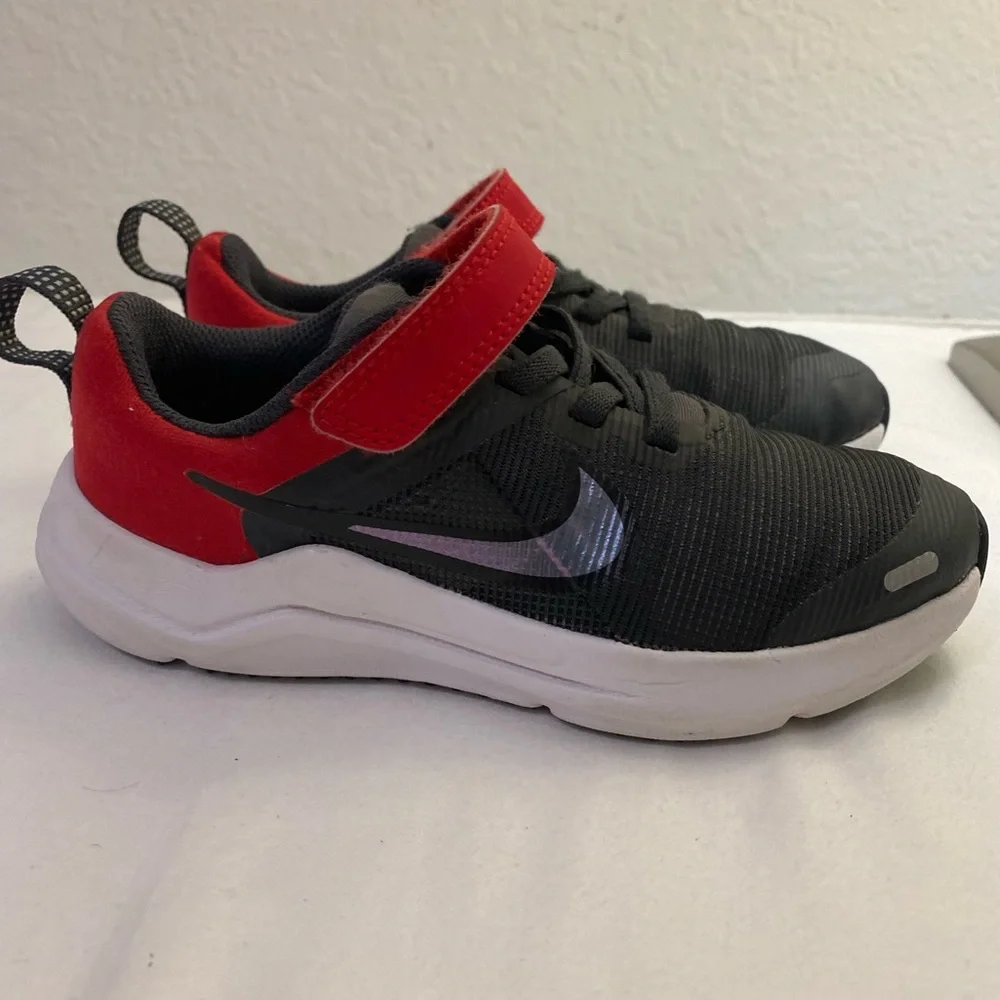 NIKE  Downshifter 12 Black and Red Little Kid’s Shoes Brand Logo Size 11C